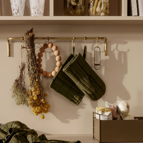 Ferm Living – Hale Ofenhandschuh, grün/schwarz