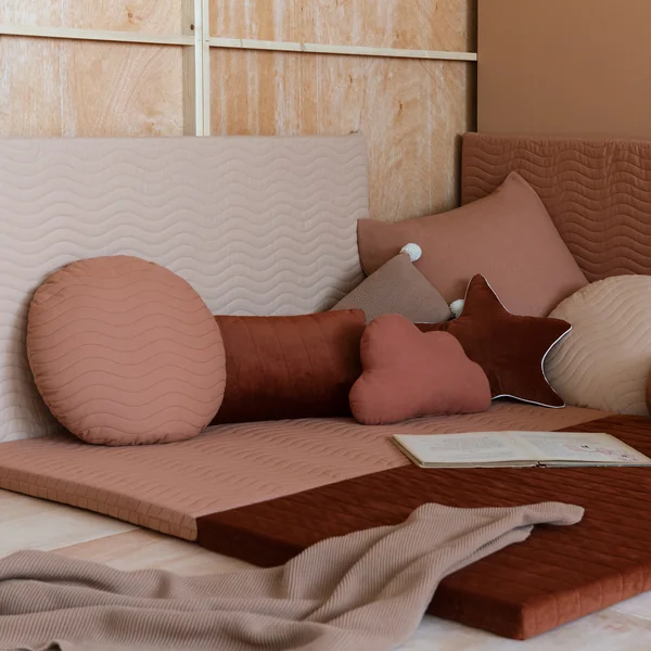 Die verschiedenen Monaco Spielmatratzen von Nobodinoz mit unterschiedlichen Kissen