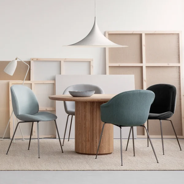 Dezente Designer-Polsterstühle für das Wohnzimmer: Gubi Beetle und Gubi Bat