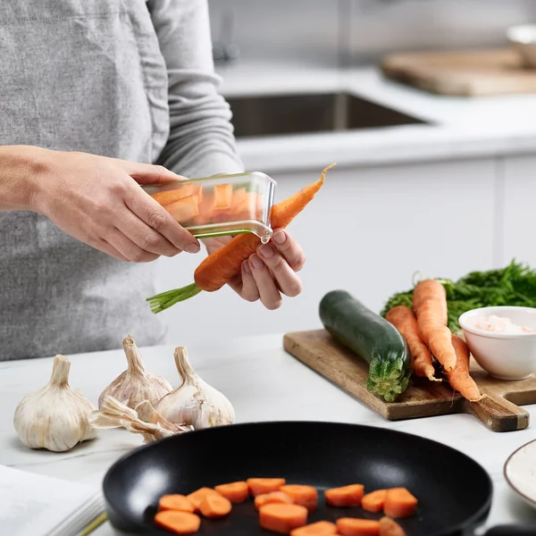 Der PeelStore Sparschäler mit Abfallschale von Joseph Joseph sorgt für Sauberkeit beim Schälen