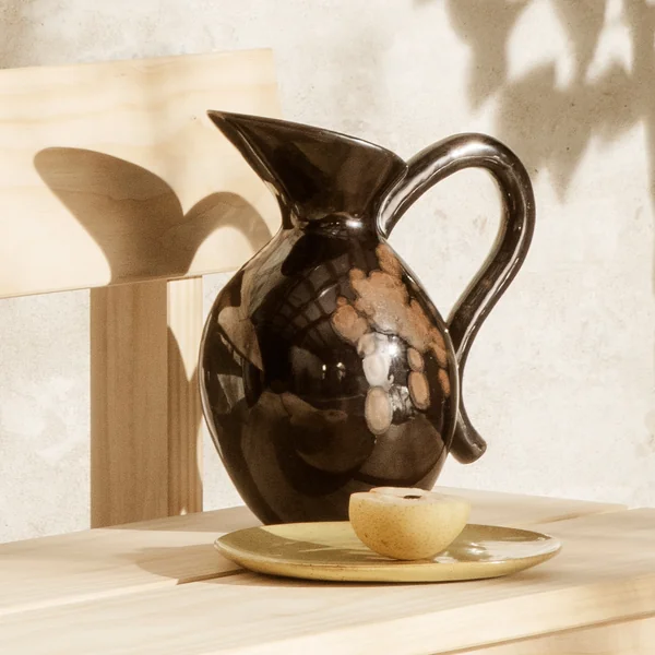 Die Verso Karaffe von Ferm Living hat eine feminine, zeitlose Form