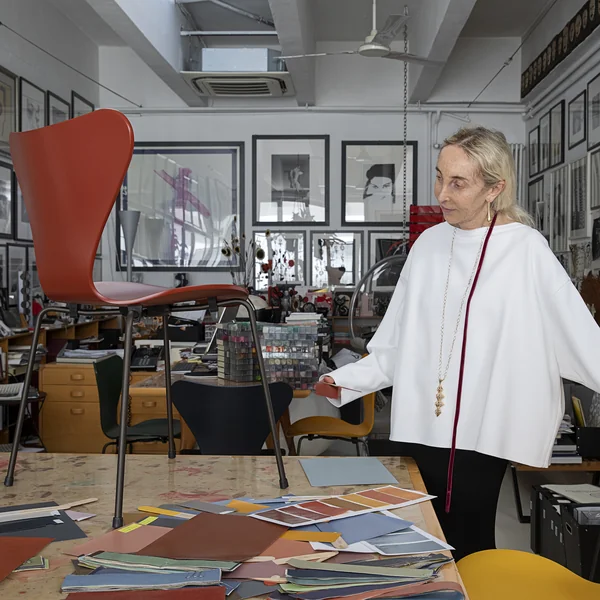 Fritz Hansen - Serie 7 Stuhl mit Carla Sozzani