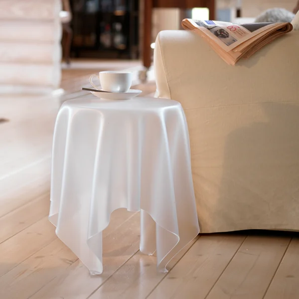 Illusion Beistelltisch von Essey in ice