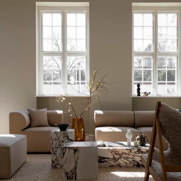 Zeitloses Leinenkissen im Wohnzimmer