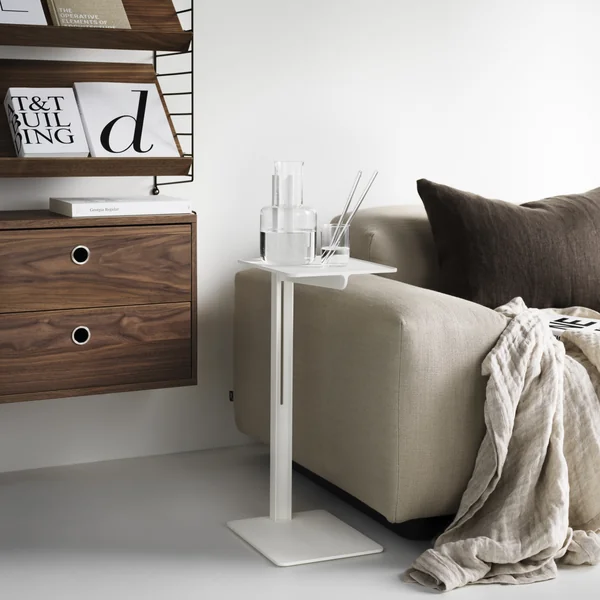 Das String Pocket Wandregal mit viel Stauraum und Magazin-Ablage