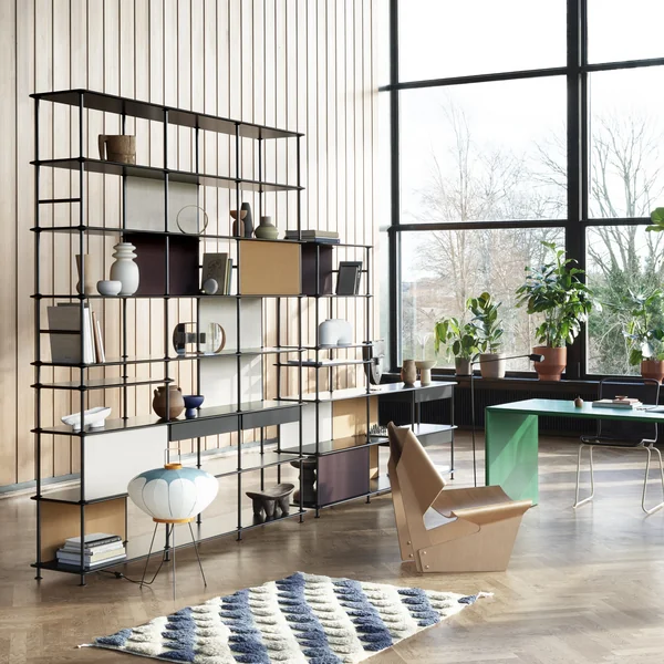 Das Montana Free Regalsystem in schwarz und stufenförmig