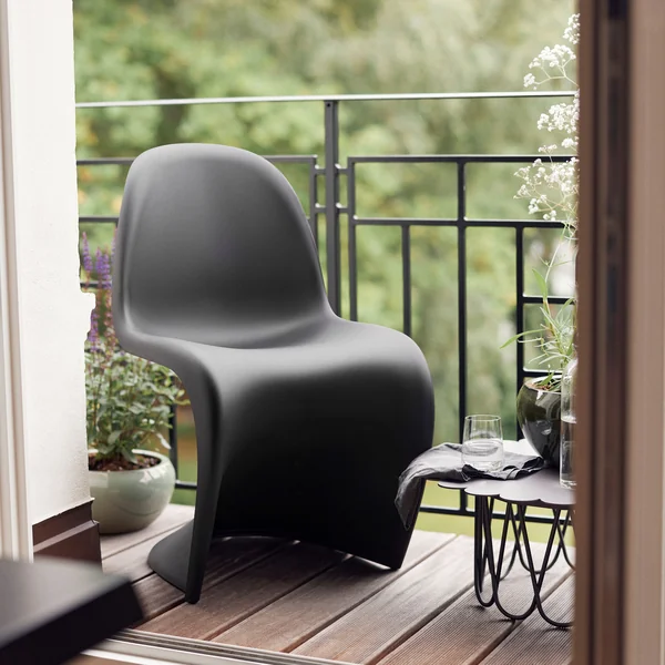 Der Panton Chair und der Flower Table von Vitra auch für den Balkon