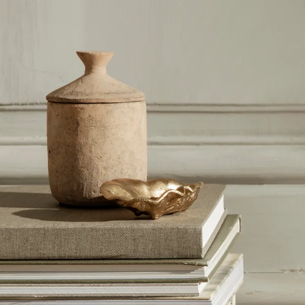 Ura Duftkerze von Ferm Living in der Ausführung Pale Sienna, Kamille