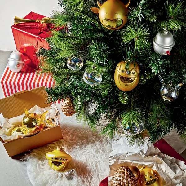 Ambientebild verschiedener Christbaumkugeln von Alessi am Tannenbaum