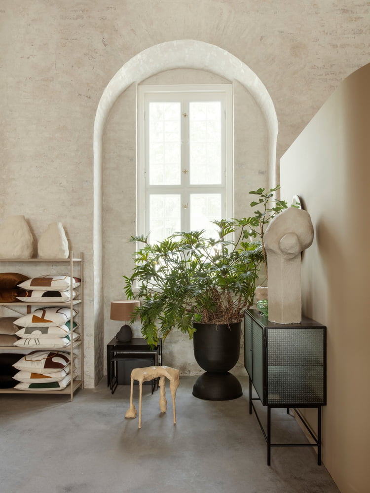 ferm Living - Hourglass Blumentopf, schwarz/dunkelgrau