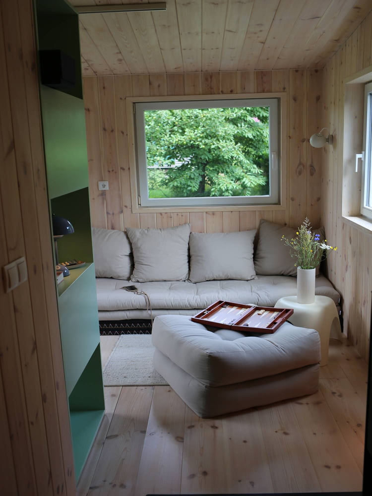 Homestory-Stuhl-von-Vitra-elephant-stool-creme